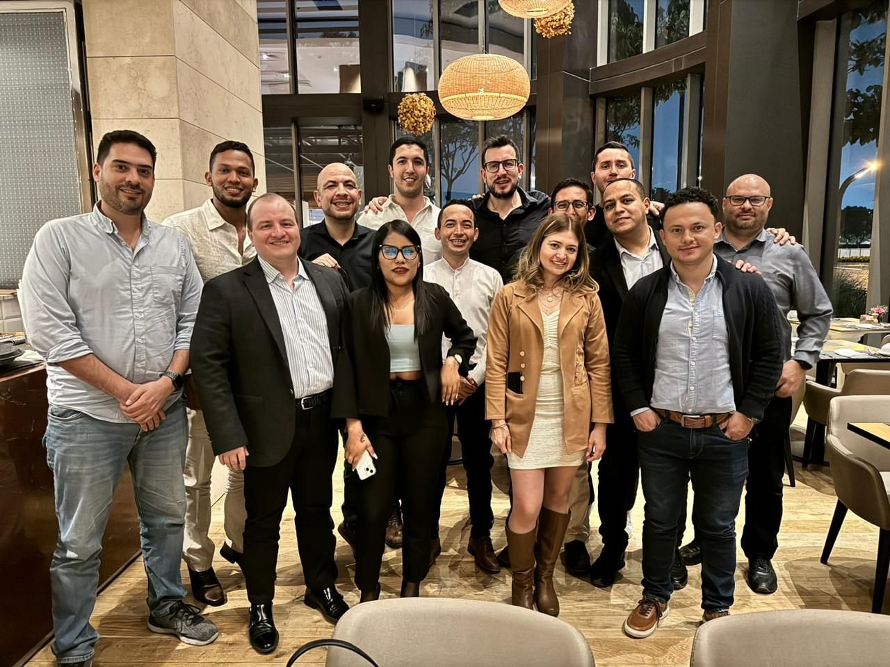 Grupo de ejecutivos posando juntos en un restaurante.