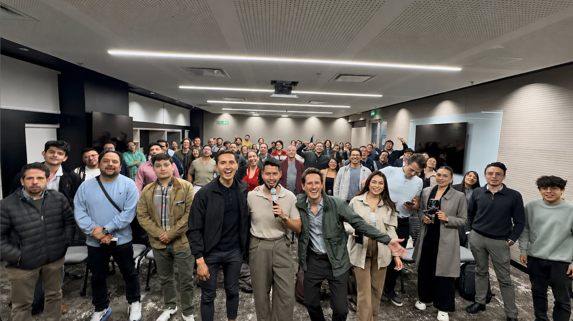 Foto grupal de decenas de personas al final de un encuentro.
